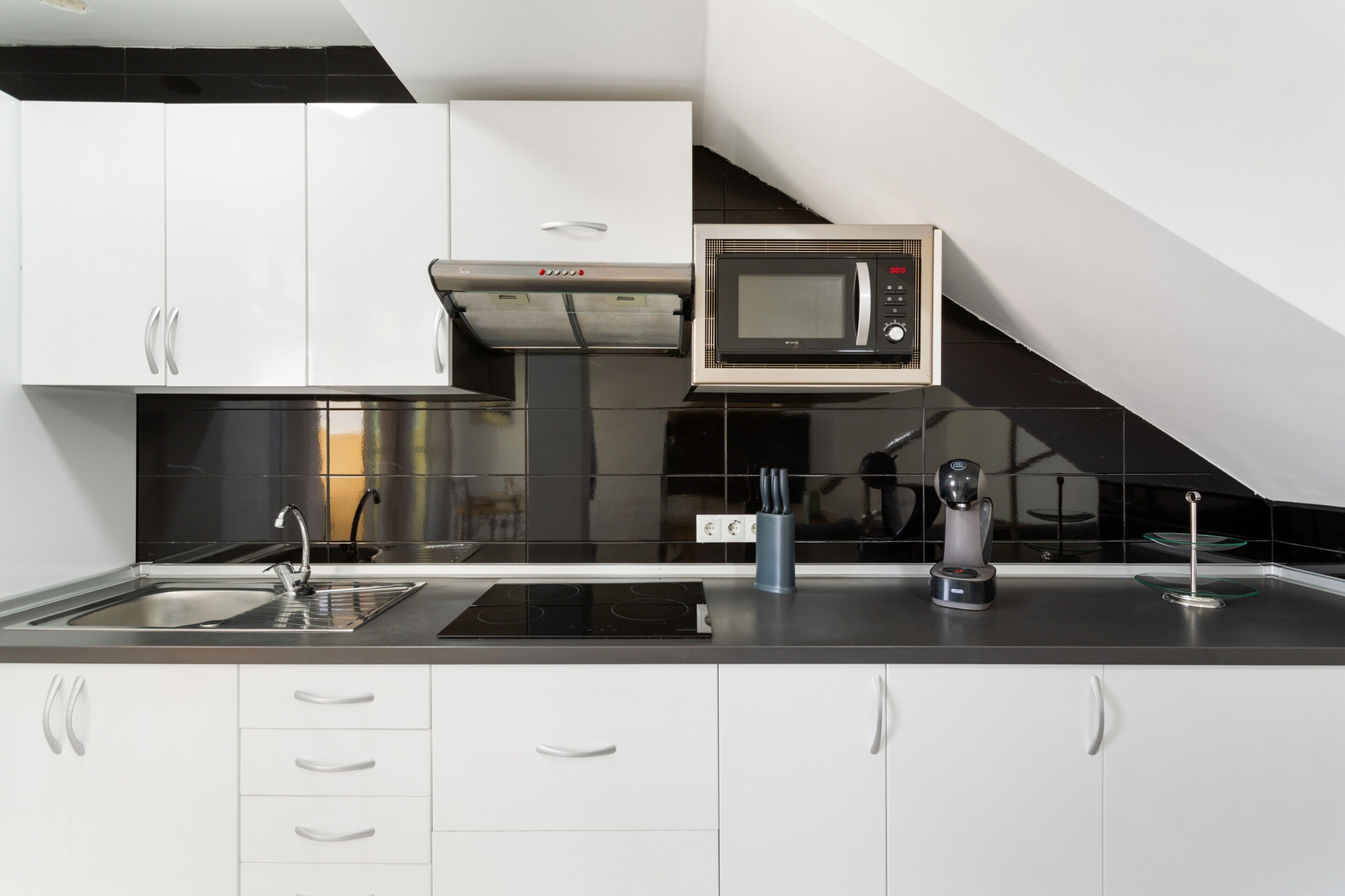 Een koelkast, een magnetron, een kookplaat