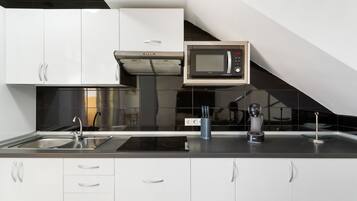 Een koelkast, een magnetron, een kookplaat