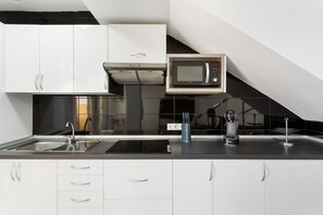 Refrigerador, microondas, placa de cocina, cafetera/tetera