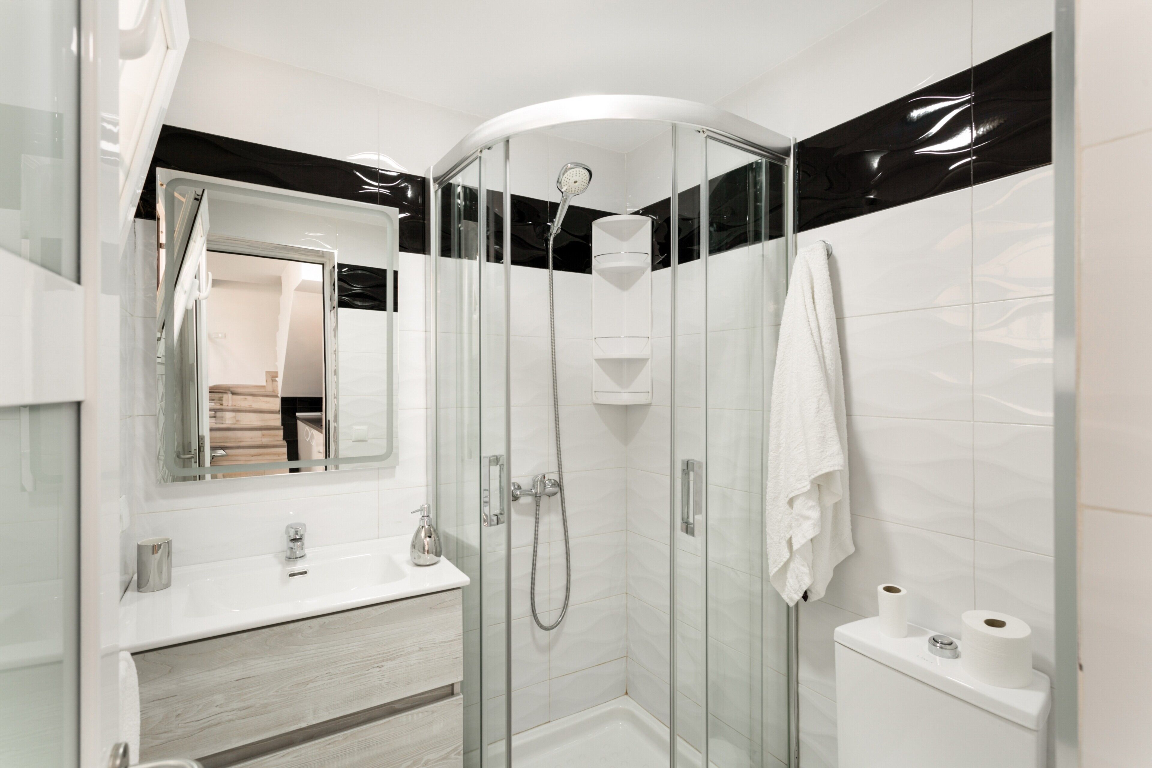 Een douche, een haardroger, handdoeken