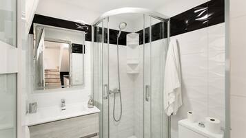 Een douche, een haardroger, handdoeken