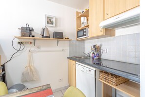 Frigorífico, microondas, horno y placa de cocina