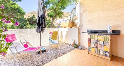 Appartement 'T2 Meublé Aux AloÚs' avec vue sur la montagne, piscine partagée et terrasse privée
