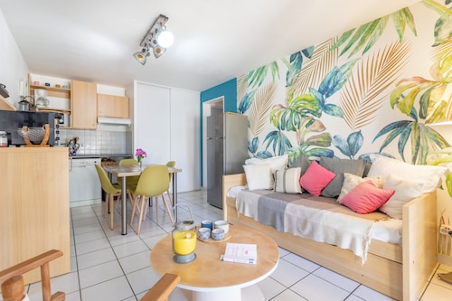 Appartement 'T2 Meublé Aux Aloès' avec vue sur la montagne, piscine partagée et terrasse privée