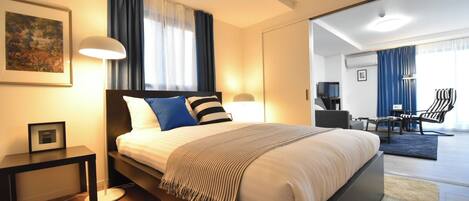 1 quarto, escrivaninha, acesso à internet, roupa de cama