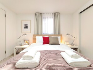 1 多间卧室、办公桌、上网接入、床单