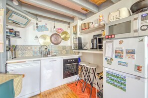 Frigorifero, microonde, forno, piano cottura