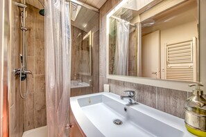 Dusche, Haartrockner, Handtücher