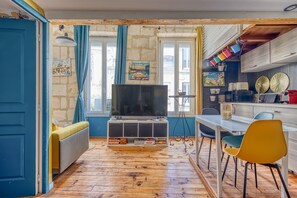 TV, fireplace