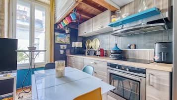 Réfrigérateur, micro-ondes, four, plaque de cuisson