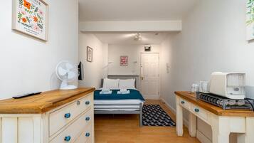 Iron/ironing board, Internet, bed sheets