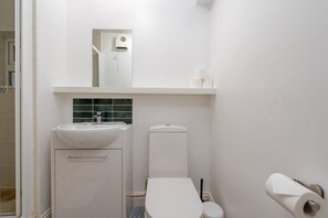 Suihku, hiustenkuivaaja, pyyhkeet