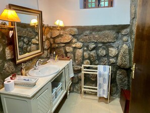 Regadera, secadora de cabello, toallas 