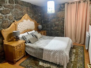 3 bedrooms, iron/ironing board, free WiFi, bed sheets - Holiday Home 'Casa Romã' with Mountain View, Private Terrace and Wi-Fi (Vale de Azares)