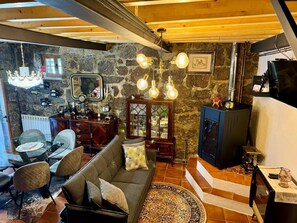 TV - Holiday Home 'Casa Romã' with Mountain View, Private Terrace and Wi-Fi (Vale de Azares)