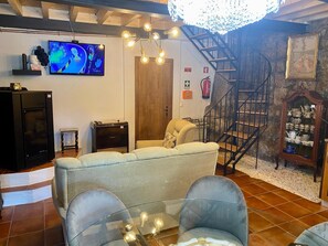 TV - Holiday Home 'Casa Romã' with Mountain View, Private Terrace and Wi-Fi (Vale de Azares)