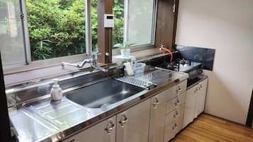 Microwave, cookware/dishes/utensils