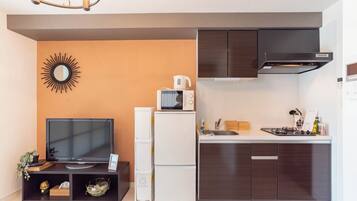 Fridge, microwave, stovetop, cookware/dishes/utensils