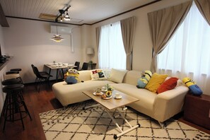 TV - 7 minutes to USJ  Large groupVIP class 230m  3 bathrooms  5 bedrooms  12 beds  7 minutes to N - CRResidence Fukushima / Osaka Ōsaka (Osaka)