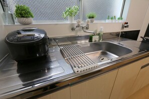 Fridge, microwave, stovetop, cookware/dishes/utensils - 50 2LDK Just a few seconds walk from Daikokucho - Naniwa Daikoku / Osaka Ōsaka (Osaka)