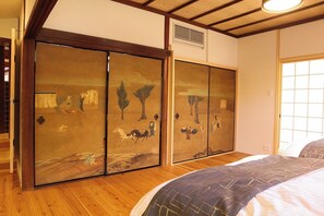 2 Schlafzimmer, Schreibtisch, Bügeleisen/Bügelbrett, kostenloses WLAN