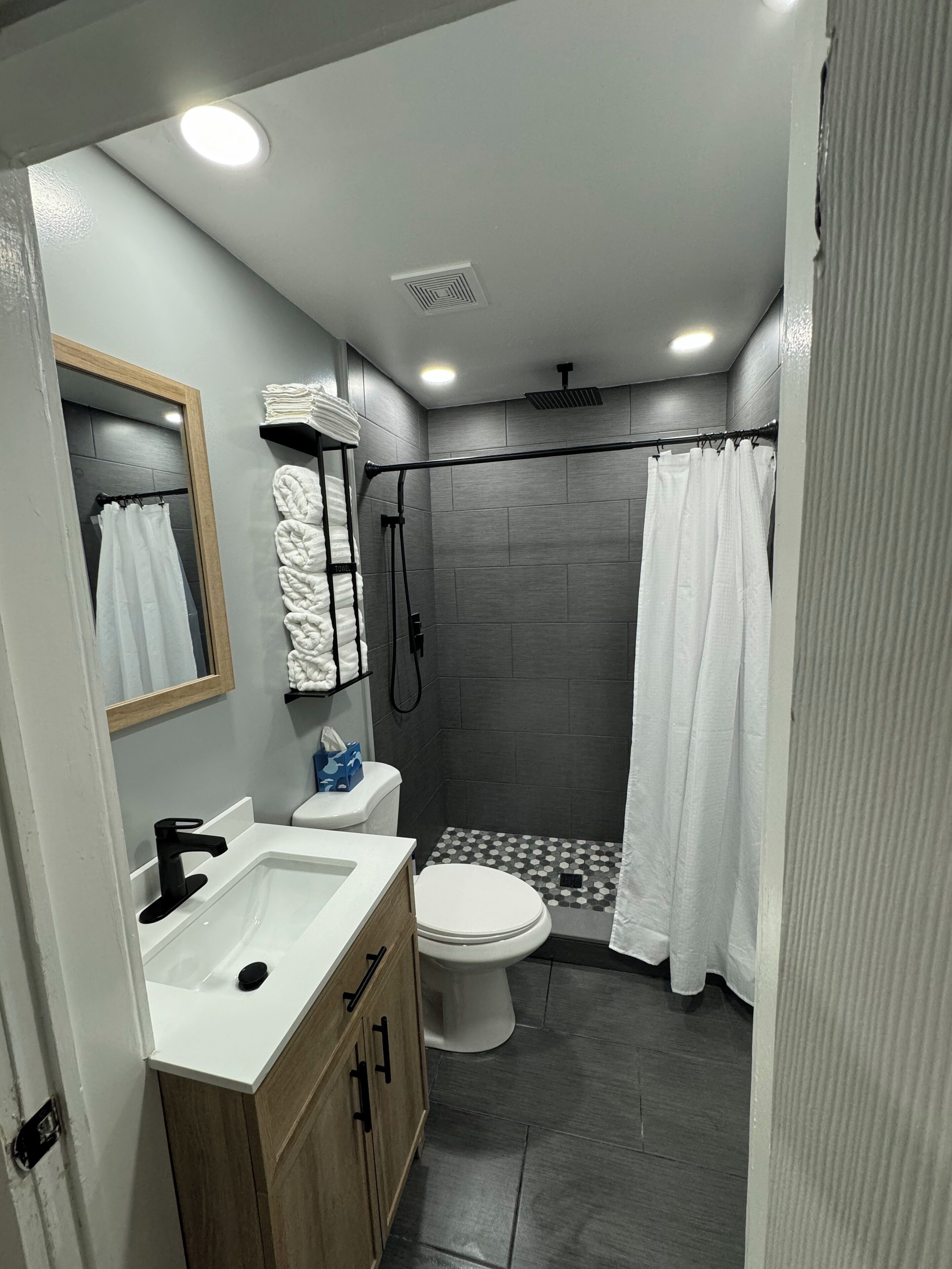 Serviettes fournies, savon, shampooing, papier de toilette