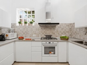Kühlschrank, Ofen, Toaster, Hochstuhl