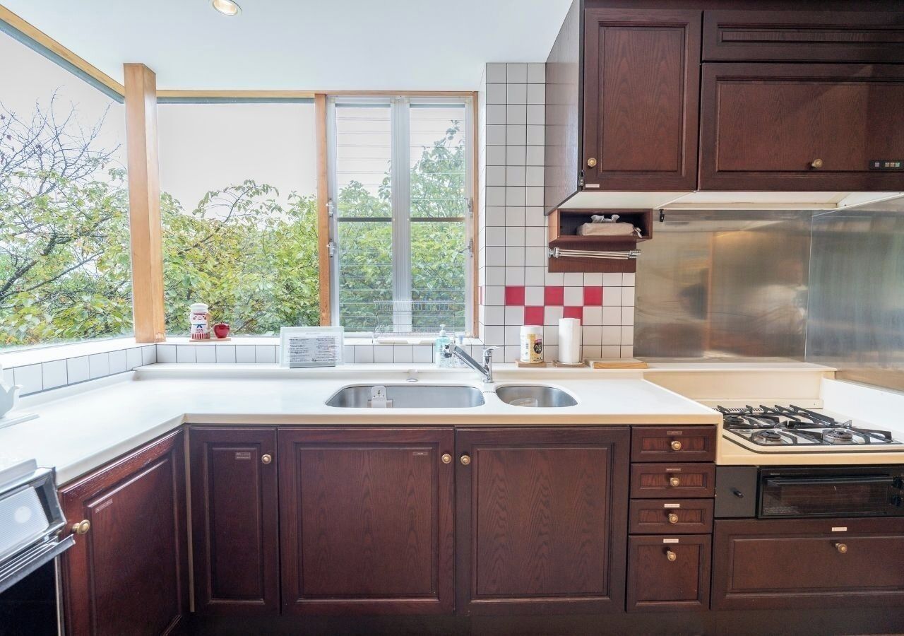 Fridge, microwave, stovetop, cookware/dishes/utensils