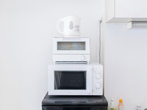 Kühlschrank, Mikrowelle, Herdplatte, Kochgeschirr/Geschirr/Besteck