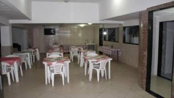 Café da manhã para viagem grátis todos os dias