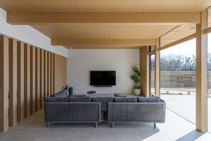 Luxe villa | Woonruimte | Een flatscreentelevisie en vloerverwarming