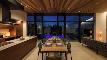 Villa de lujo | Cocina privada | Frigorífico grande, microondas, placa de cocina y lavavajillas
