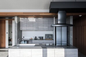Luxe villa | Privékeuken | Een koelkast/vriezer, een magnetron, een kookplaat, een vaatwasser