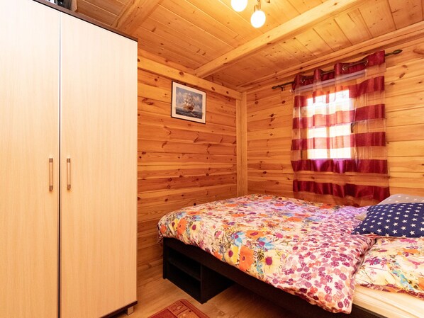 2 bedrooms, iron/ironing board, internet