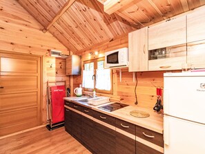 ثلاجة، ميكروويف، مستلزمات طهي/أطباق/أوعية