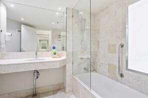 Deluxe Studio with Ocean View | Phòng tắm | Máy sấy tóc 