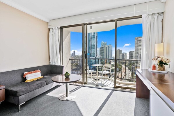 Deluxe Studio with Ocean View | Oppholdsområde | TV