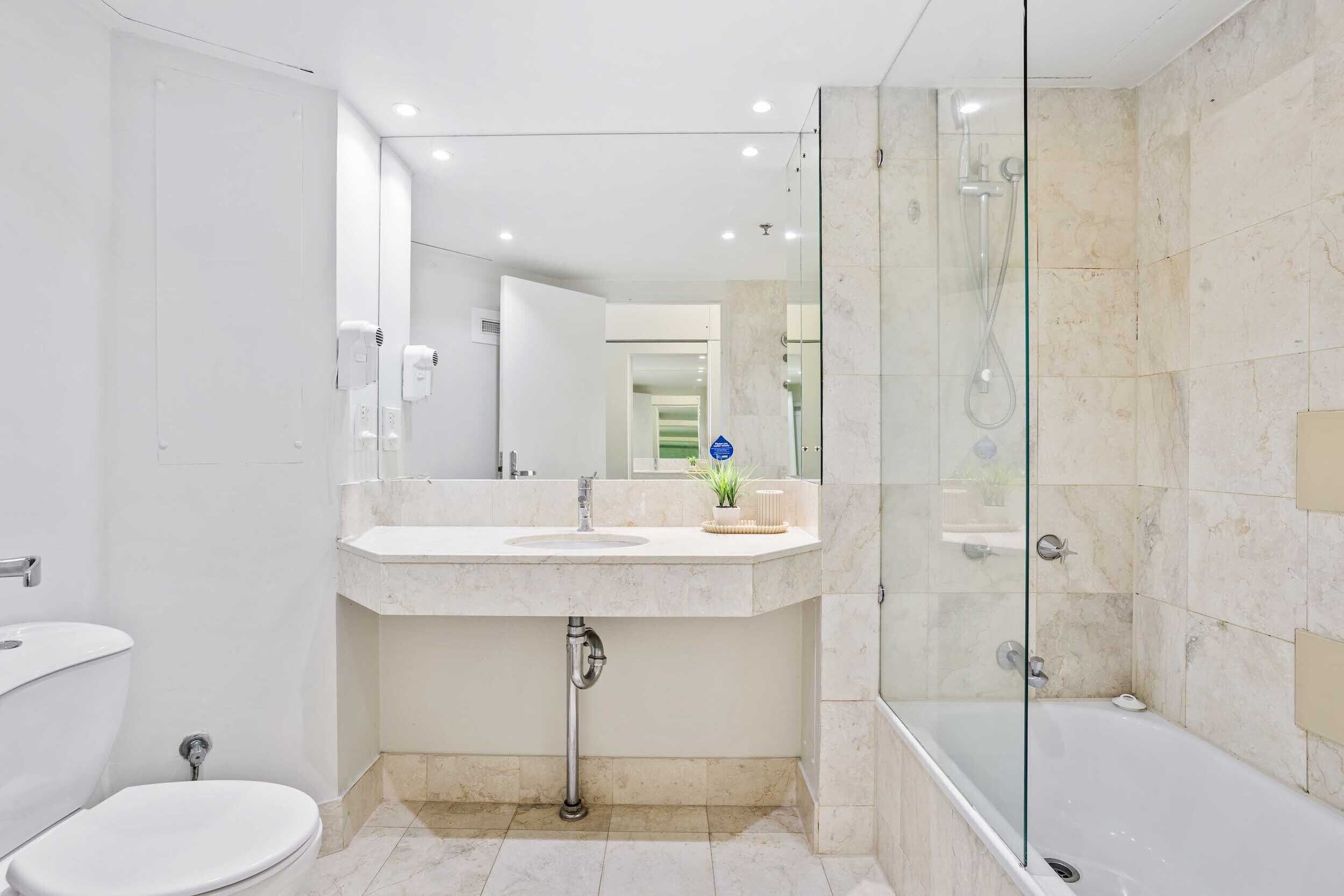 Deluxe Studio with Ocean View | Bathroom | Hair dryer