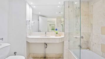 Deluxe Studio with Ocean View | Bathroom | Hair dryer
