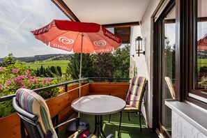 Outdoor dining - Apartment 'Appartment 9' with Mountain View, Balcony and Wi-Fi (Willingen (Upland))
