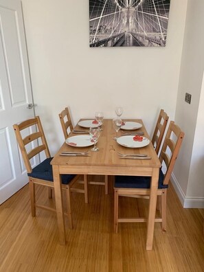 Dining - Hindsley's Place, 2 Bed, Sleeps 4, Parking (London)