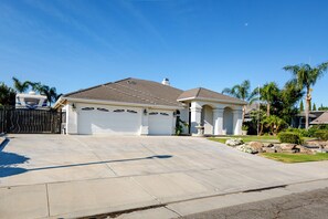 Property grounds - Spacious Home in Beautiful NW Bakersfield with Pool Table (Bakersfield)