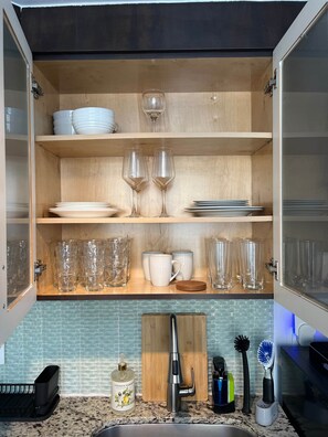 ثلاجة، ميكروويف، موقد طهي مسطح، ماكينة لصنع القهوة/الشاي