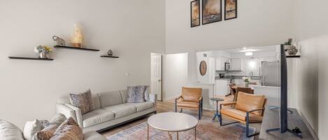 TV connectée, cheminée, jeux vidéo, baby-foot