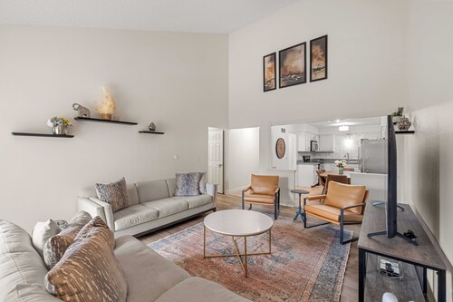 URBAN RETREAT - 4 BEDROOM HOUSE, FAMILY FRIENDLY with ARCADE, GAMES..