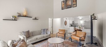 URBAN RETREAT - 4 BEDROOM HOUSE, FAMILY FRIENDLY with ARCADE, GAMES..