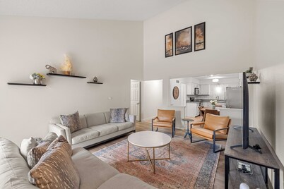 URBAN RETREAT - 4 BEDROOM HOUSE, FAMILY FRIENDLY with ARCADE, GAMES..