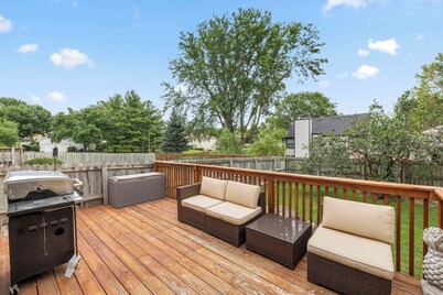 URBAN RETREAT - 4 BEDROOM HOUSE, FAMILY FRIENDLY with ARCADE, GAMES..