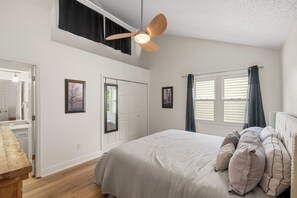 4 室のベッドルーム、デスク、旅行用ベビーベッド、WiFi