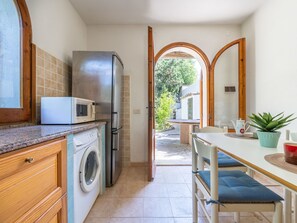 Fridge, microwave, oven, cookware/dishes/utensils - Approdo by Interhome (Torre delle Stelle)